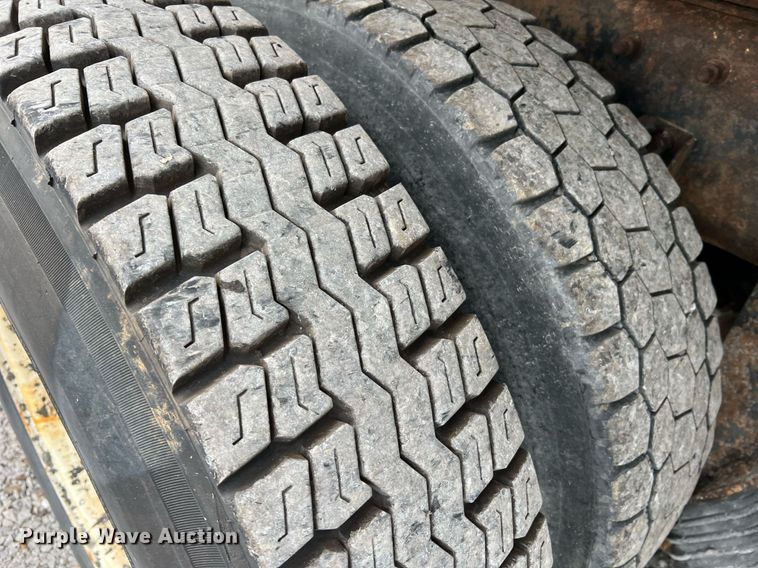 image for item LI9703 2005 International 7400  dump truck