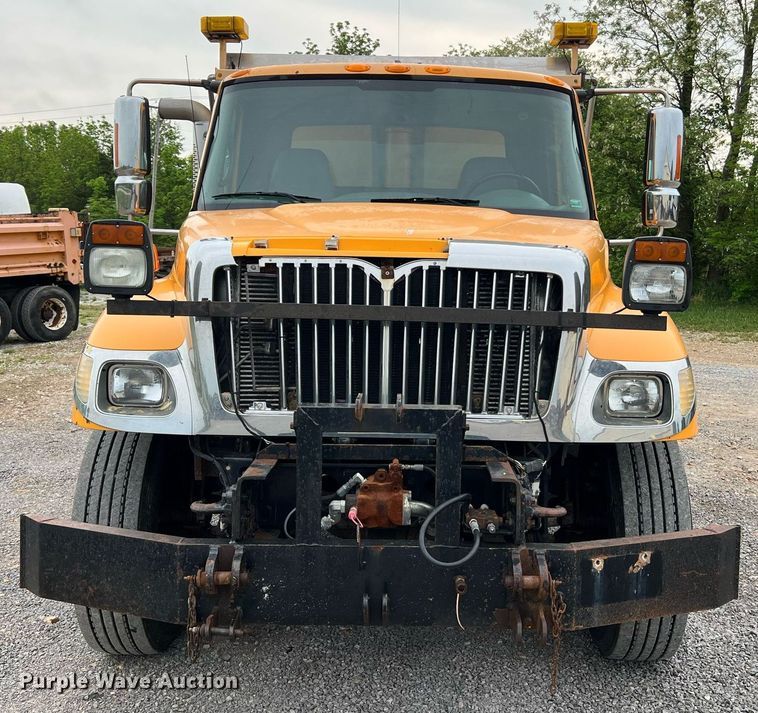 image for item LI9704 2006 International 7400  dump truck