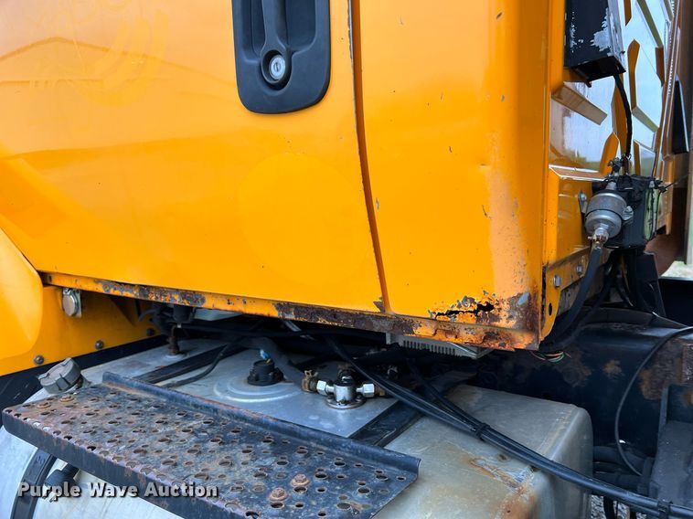 image for item LI9704 2006 International 7400  dump truck