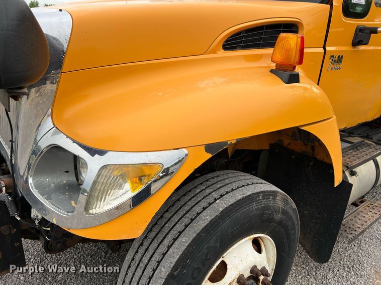 image for item LI9704 2006 International 7400  dump truck