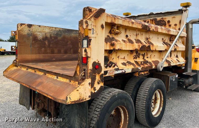 image for item LI9704 2006 International 7400  dump truck