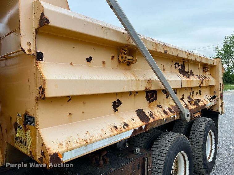 image for item LI9704 2006 International 7400  dump truck