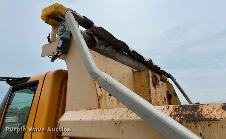 image for item LI9704 2006 International 7400  dump truck
