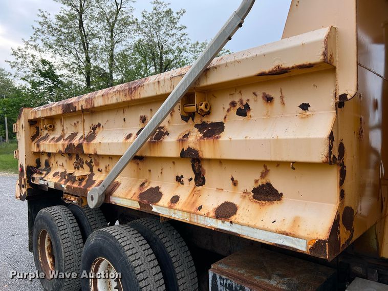 image for item LI9704 2006 International 7400  dump truck