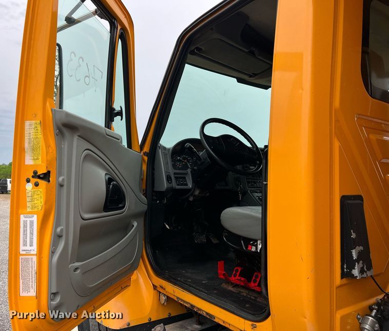 image for item LI9704 2006 International 7400  dump truck