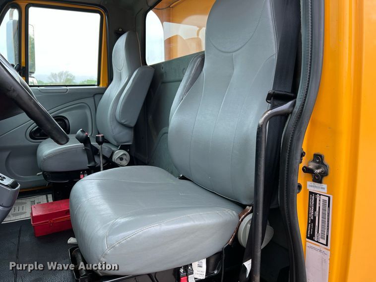 image for item LI9704 2006 International 7400  dump truck