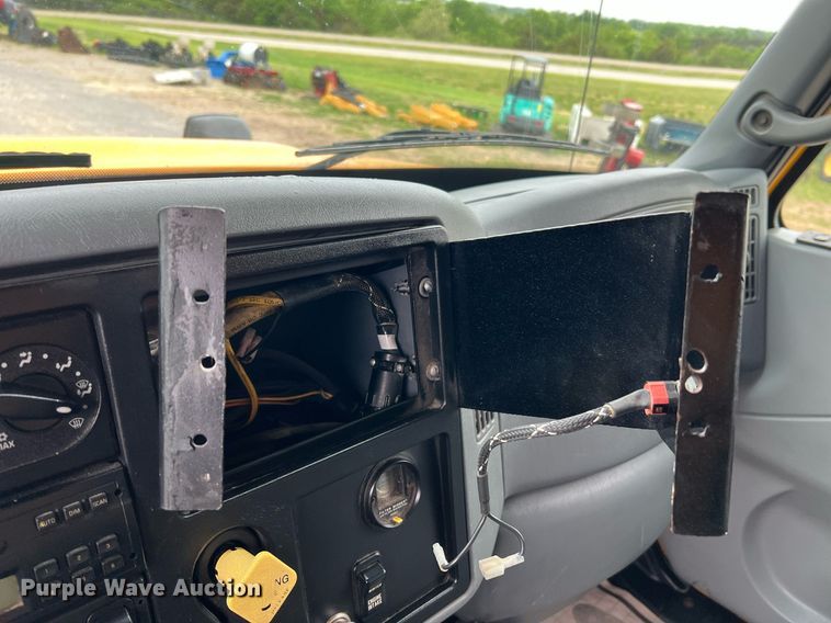 image for item LI9704 2006 International 7400  dump truck