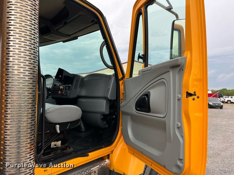 image for item LI9704 2006 International 7400  dump truck