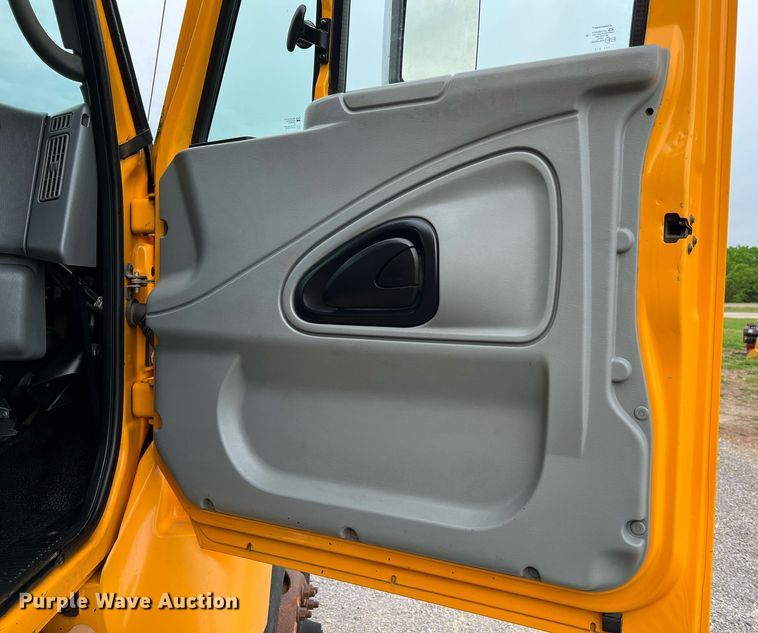 image for item LI9704 2006 International 7400  dump truck