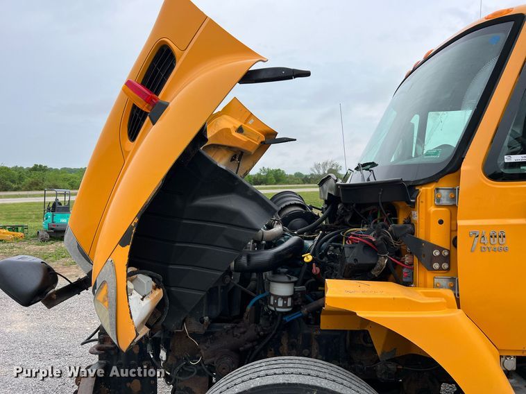 image for item LI9704 2006 International 7400  dump truck