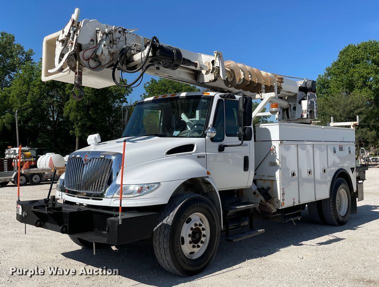 image for item LJ9723 2015 International DuraStar 4400  digger derrick truck