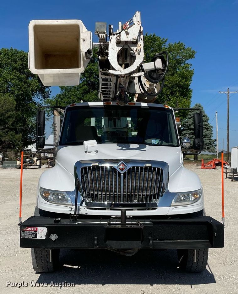 image for item LJ9723 2015 International DuraStar 4400  digger derrick truck