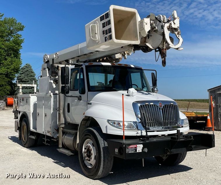 image for item LJ9723 2015 International DuraStar 4400  digger derrick truck