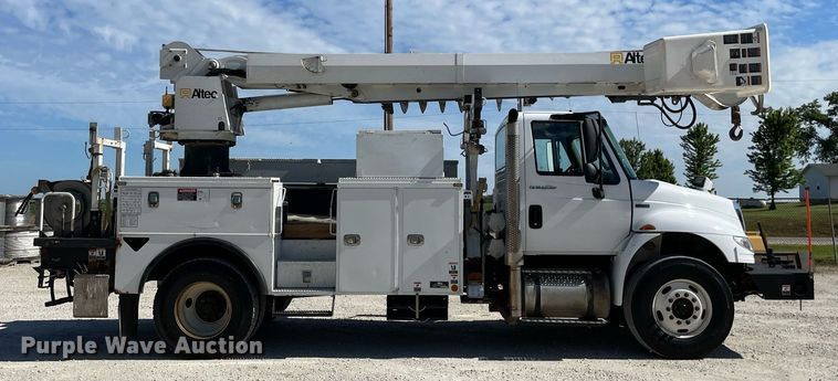 image for item LJ9723 2015 International DuraStar 4400  digger derrick truck