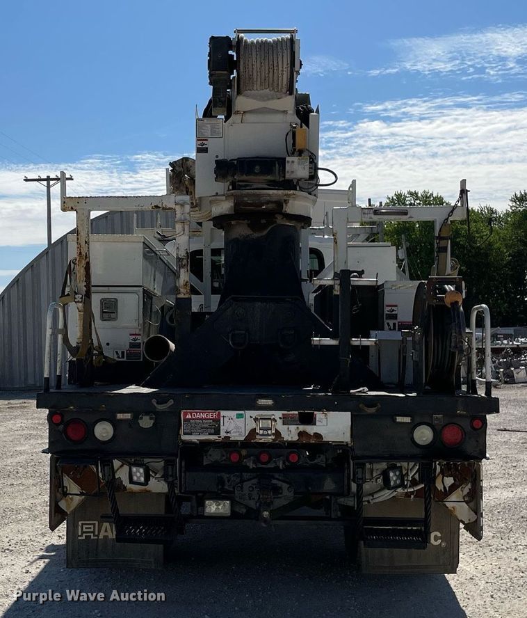 image for item LJ9723 2015 International DuraStar 4400  digger derrick truck