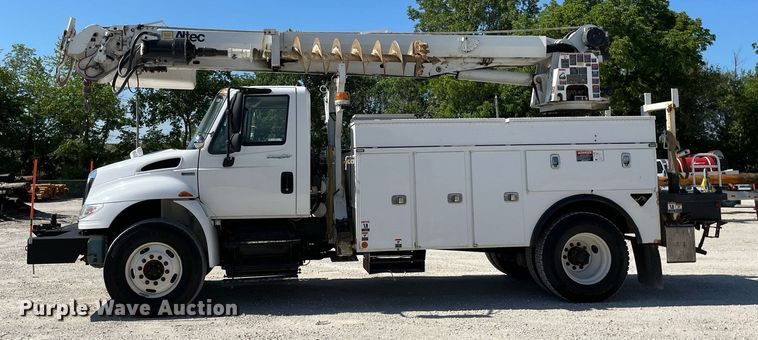 image for item LJ9723 2015 International DuraStar 4400  digger derrick truck