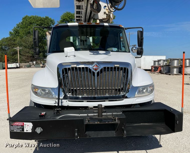 image for item LJ9723 2015 International DuraStar 4400  digger derrick truck