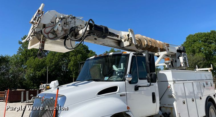 image for item LJ9723 2015 International DuraStar 4400  digger derrick truck