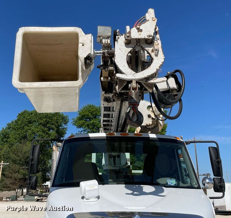 image for item LJ9723 2015 International DuraStar 4400  digger derrick truck