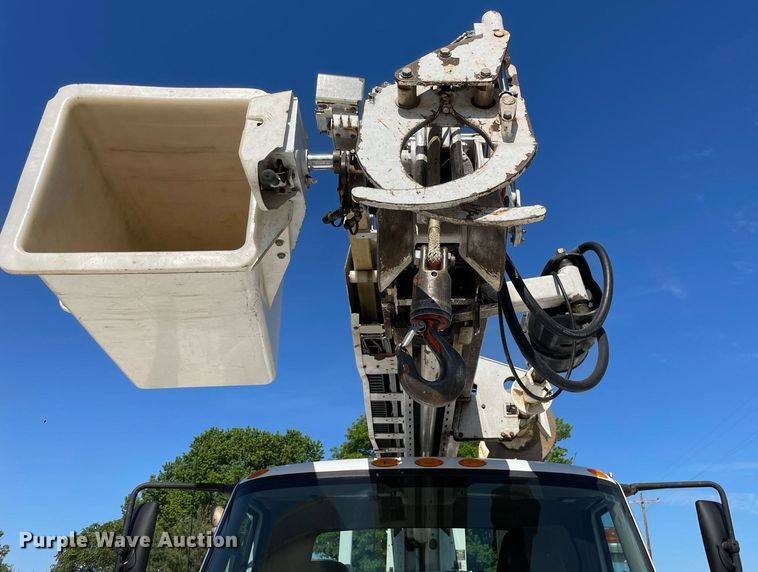 image for item LJ9723 2015 International DuraStar 4400  digger derrick truck