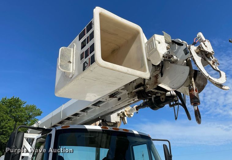 image for item LJ9723 2015 International DuraStar 4400  digger derrick truck