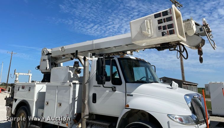 image for item LJ9723 2015 International DuraStar 4400  digger derrick truck