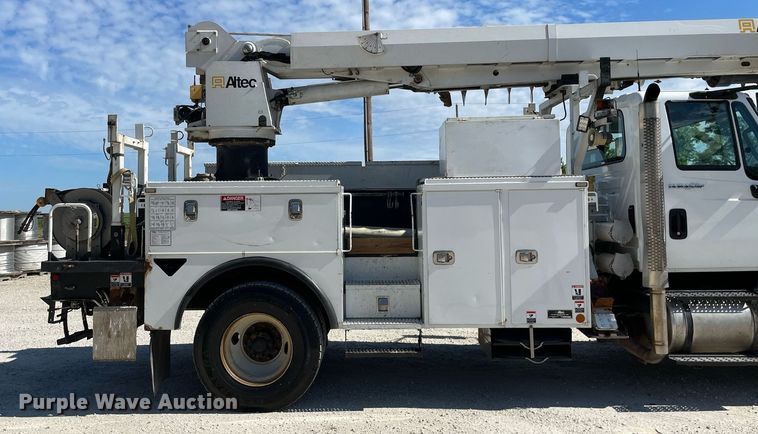 image for item LJ9723 2015 International DuraStar 4400  digger derrick truck