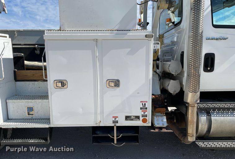 image for item LJ9723 2015 International DuraStar 4400  digger derrick truck