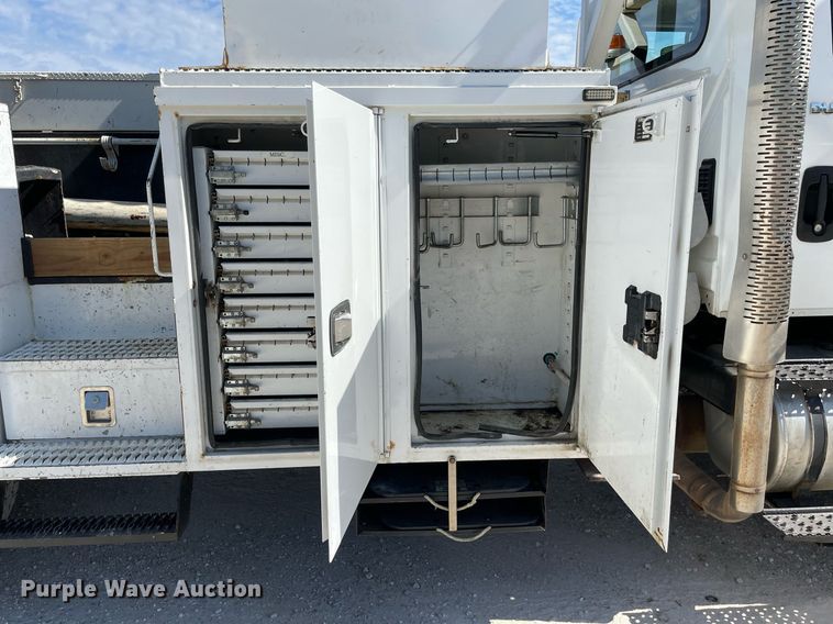 image for item LJ9723 2015 International DuraStar 4400  digger derrick truck