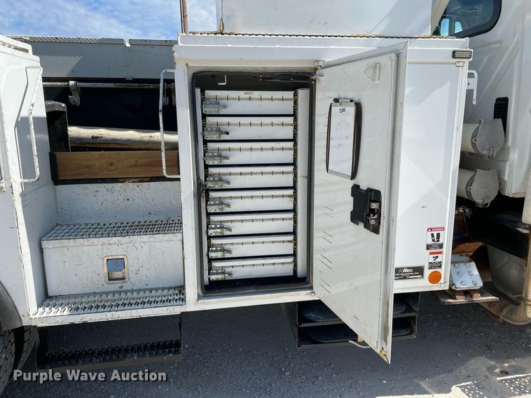 image for item LJ9723 2015 International DuraStar 4400  digger derrick truck