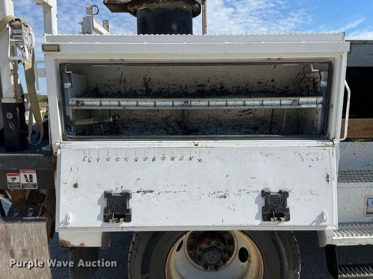 image for item LJ9723 2015 International DuraStar 4400  digger derrick truck