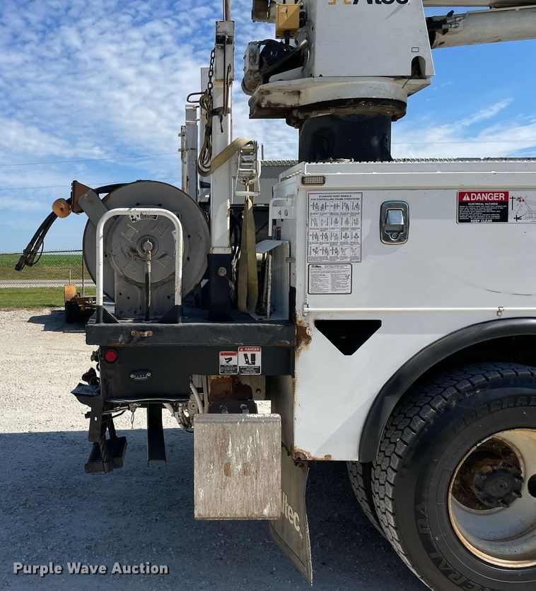 image for item LJ9723 2015 International DuraStar 4400  digger derrick truck