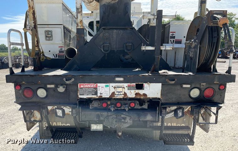 image for item LJ9723 2015 International DuraStar 4400  digger derrick truck