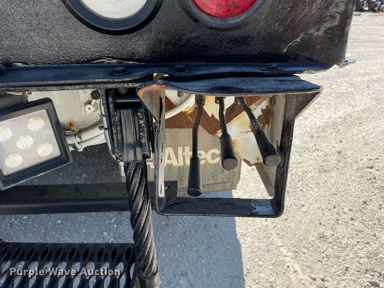 image for item LJ9723 2015 International DuraStar 4400  digger derrick truck