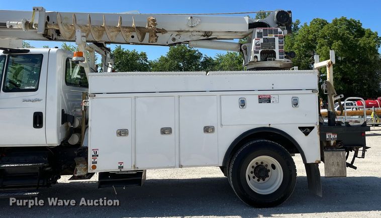 image for item LJ9723 2015 International DuraStar 4400  digger derrick truck