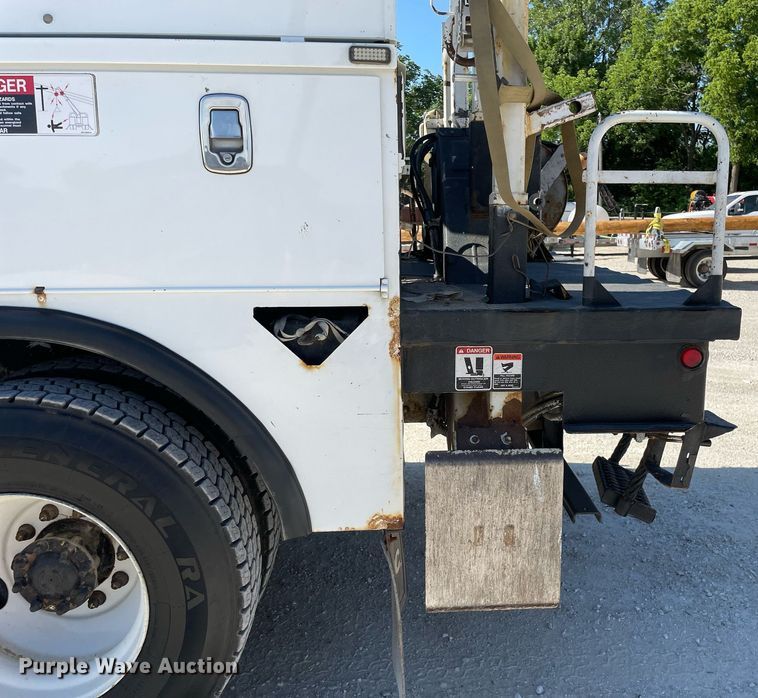 image for item LJ9723 2015 International DuraStar 4400  digger derrick truck