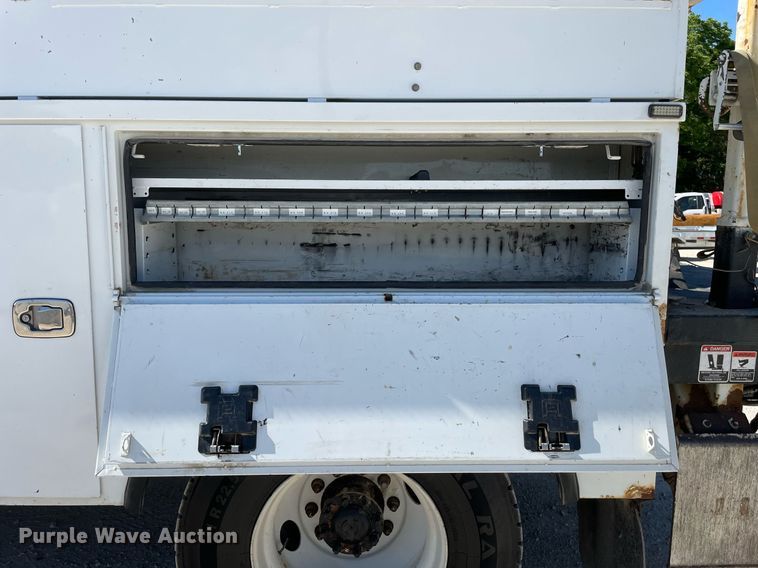 image for item LJ9723 2015 International DuraStar 4400  digger derrick truck