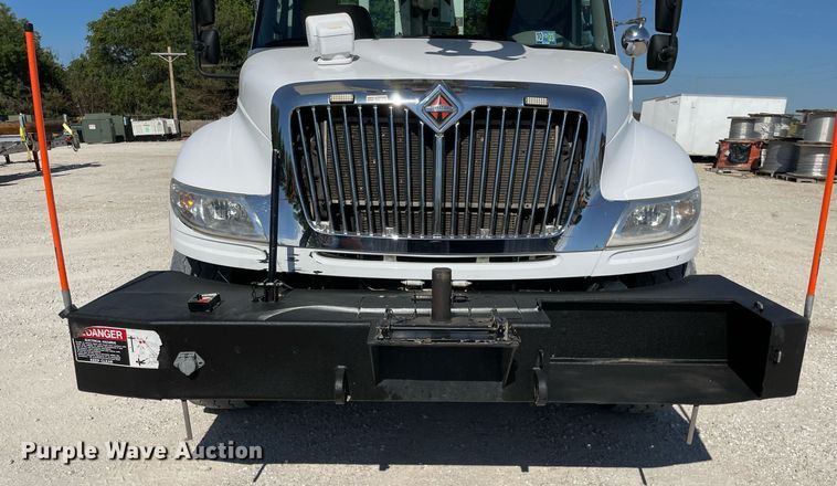 image for item LJ9723 2015 International DuraStar 4400  digger derrick truck