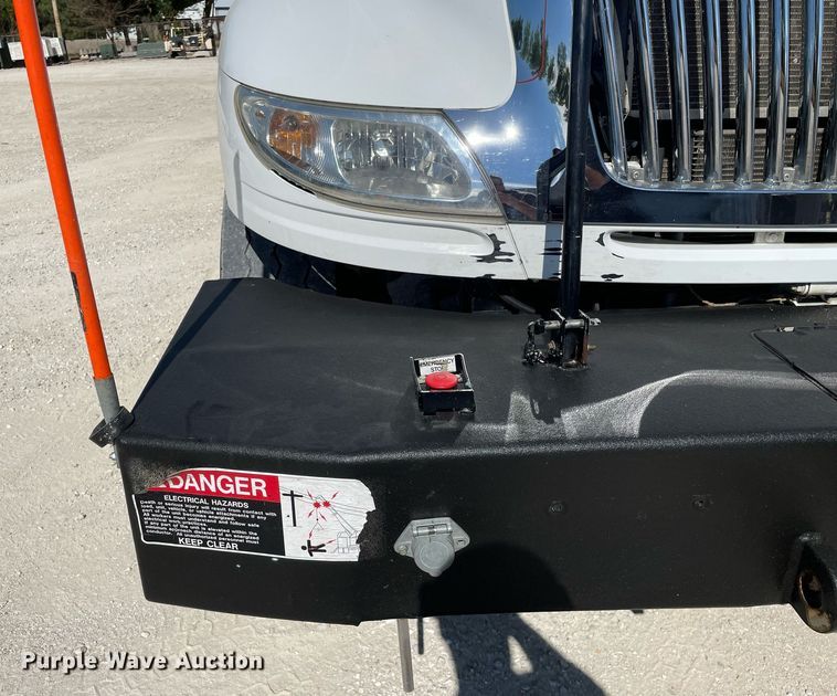 image for item LJ9723 2015 International DuraStar 4400  digger derrick truck