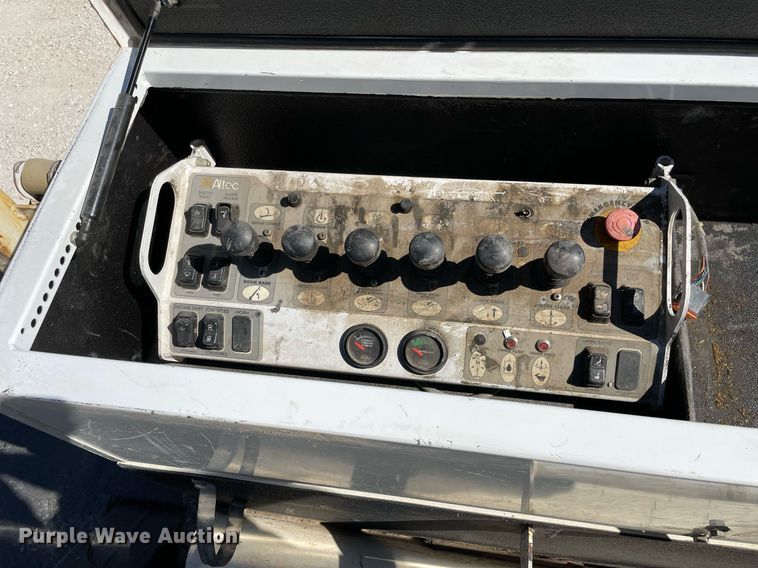 image for item LJ9723 2015 International DuraStar 4400  digger derrick truck