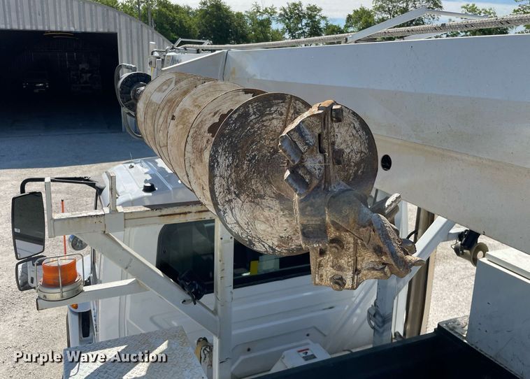 image for item LJ9723 2015 International DuraStar 4400  digger derrick truck