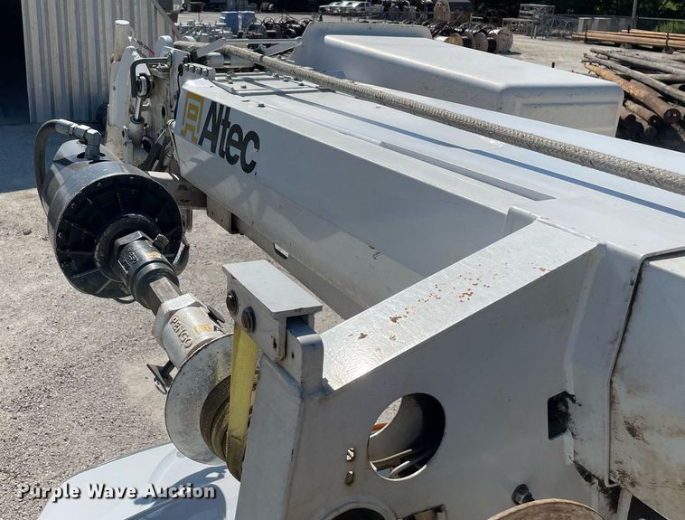 image for item LJ9723 2015 International DuraStar 4400  digger derrick truck