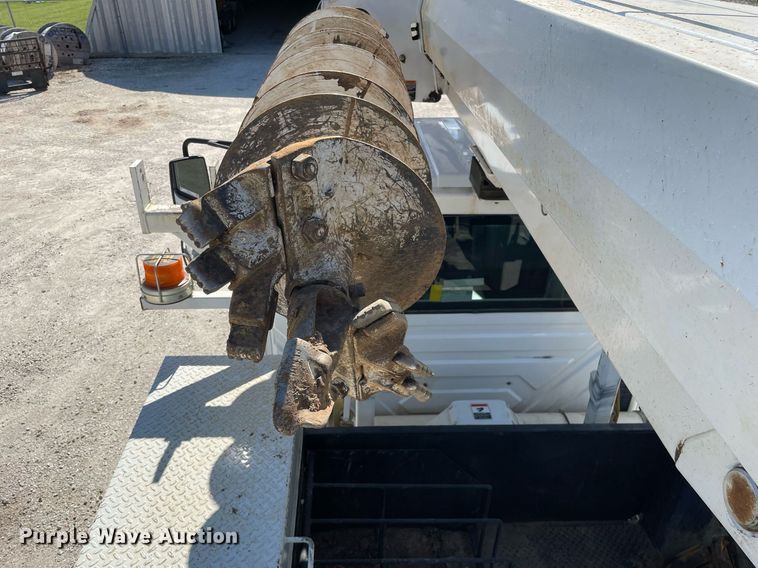 image for item LJ9723 2015 International DuraStar 4400  digger derrick truck