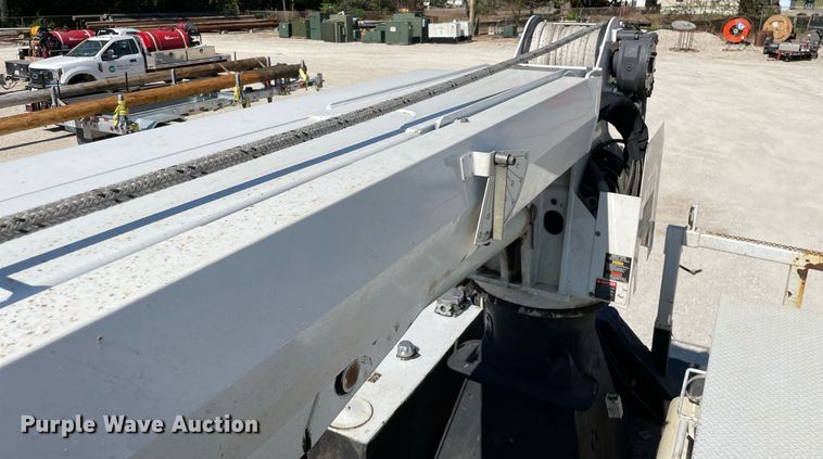 image for item LJ9723 2015 International DuraStar 4400  digger derrick truck