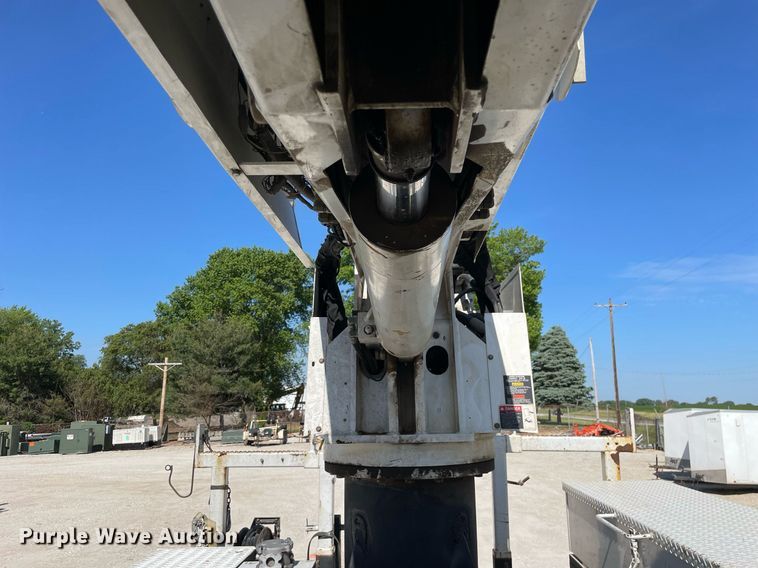 image for item LJ9723 2015 International DuraStar 4400  digger derrick truck