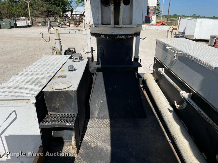 image for item LJ9723 2015 International DuraStar 4400  digger derrick truck