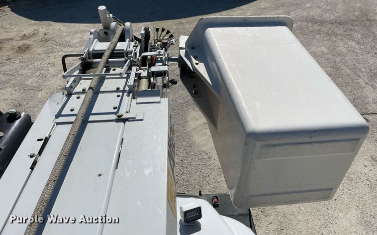 image for item LJ9723 2015 International DuraStar 4400  digger derrick truck