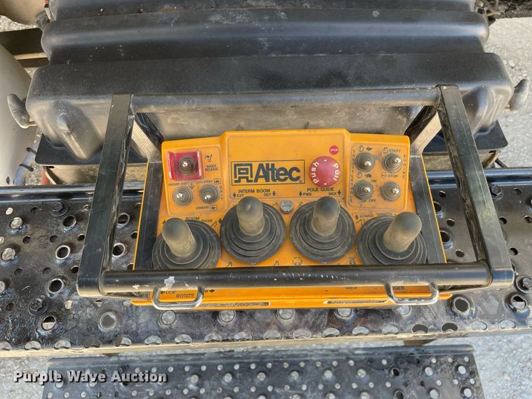 image for item LJ9723 2015 International DuraStar 4400  digger derrick truck