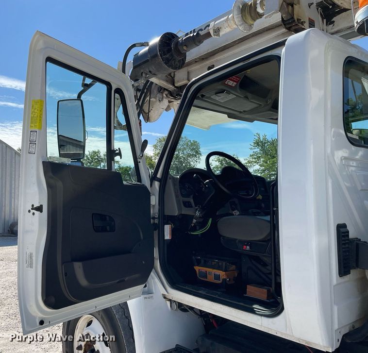 image for item LJ9723 2015 International DuraStar 4400  digger derrick truck