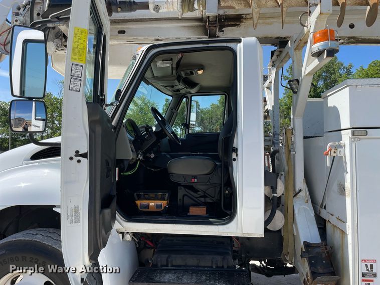 image for item LJ9723 2015 International DuraStar 4400  digger derrick truck